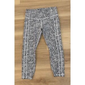 Athleta Ultimate Stash II Textured 7/8 Tight Black White Print Leggings Size